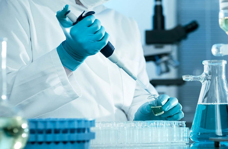 scienziato_in_laboratorio